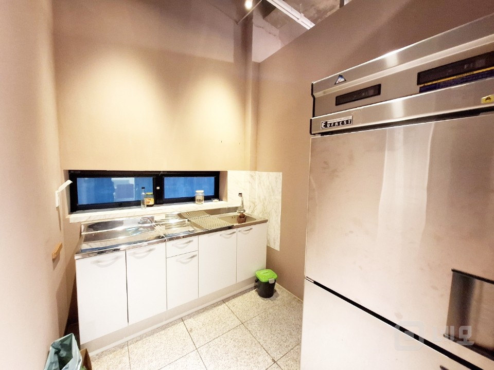 [홍대입구역 인근] 1층 대형 상가 — 갤러리·브랜드숍 최적 입지! 매물의 13번째 사진