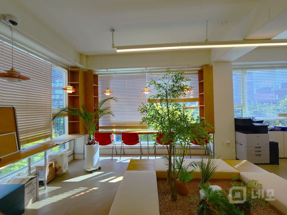 카페 감성 가득한 오피스, 창밖으로 녹음이 펼쳐지는 공간 매물의 4번째 사진