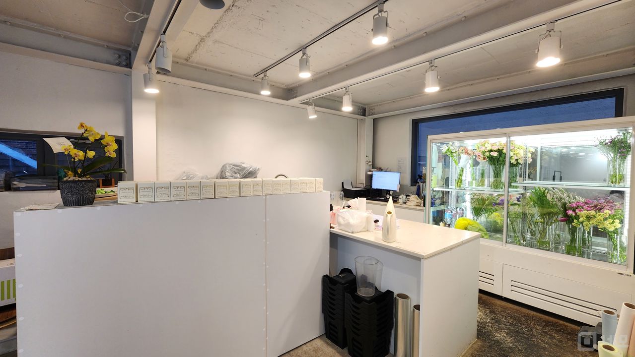 성수동 서울숲역 역세권, 깔끔한 인테리어, 시설 완비된 꽃집 매물의 3번째 사진