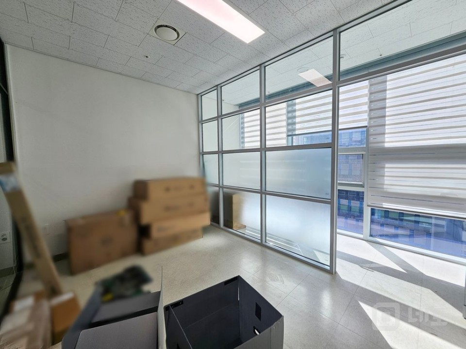 전용11평  룸1 탕비 소형사무실 임대 입주협의가능 매물의 2번째 사진