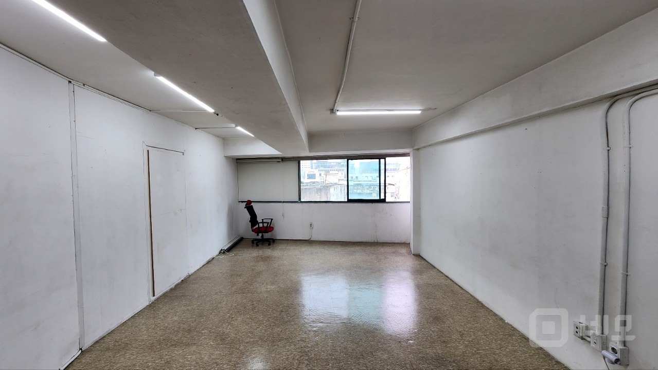 동대문역 인근 엘베O 저렴하고 반듯한 소형 사무실 창고 매물의 1번째 사진