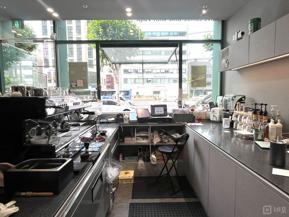 군자역 1번 출구에서 도보 1분 거리에 위치한 1층 상가입니다. 매물의 1번째 사진