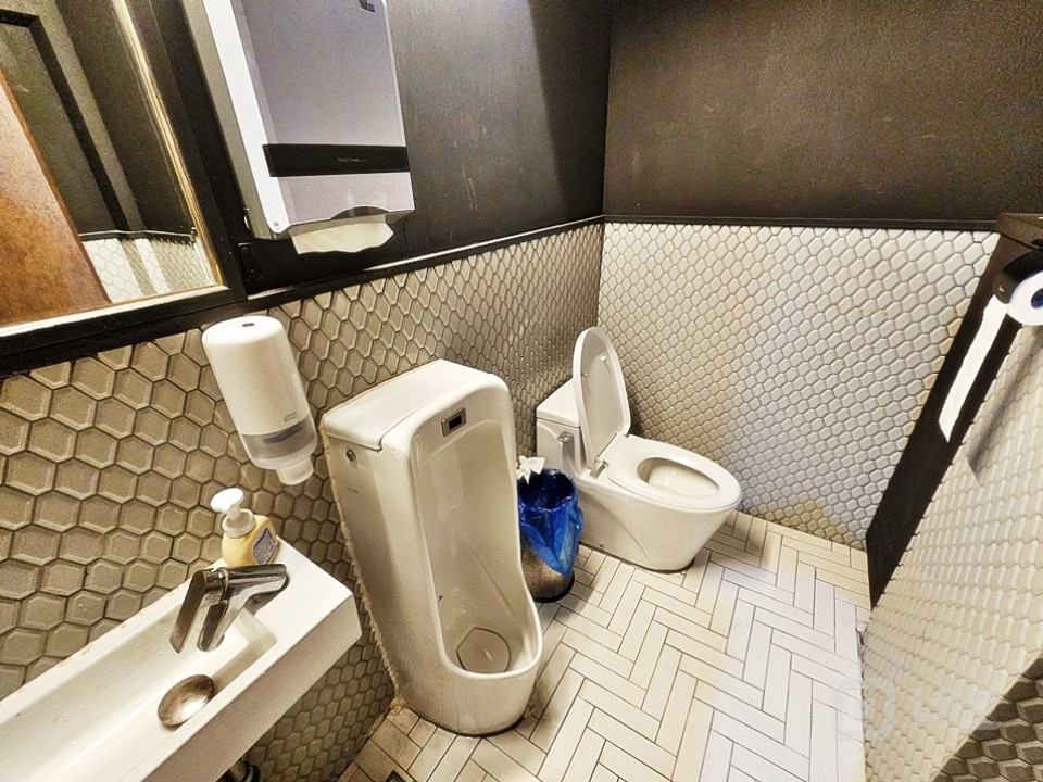 JS 홍대입구역 사거리 인근 대로변 대형 1층 상가임대 매물의 10번째 사진