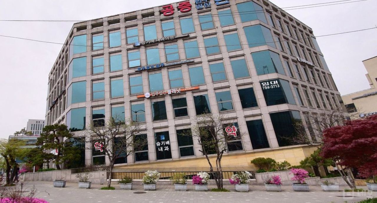 서초역 7, 8번 출구 바로앞에 위치한 서초동 대로변 2층 사무실 매물의 6번째 사진