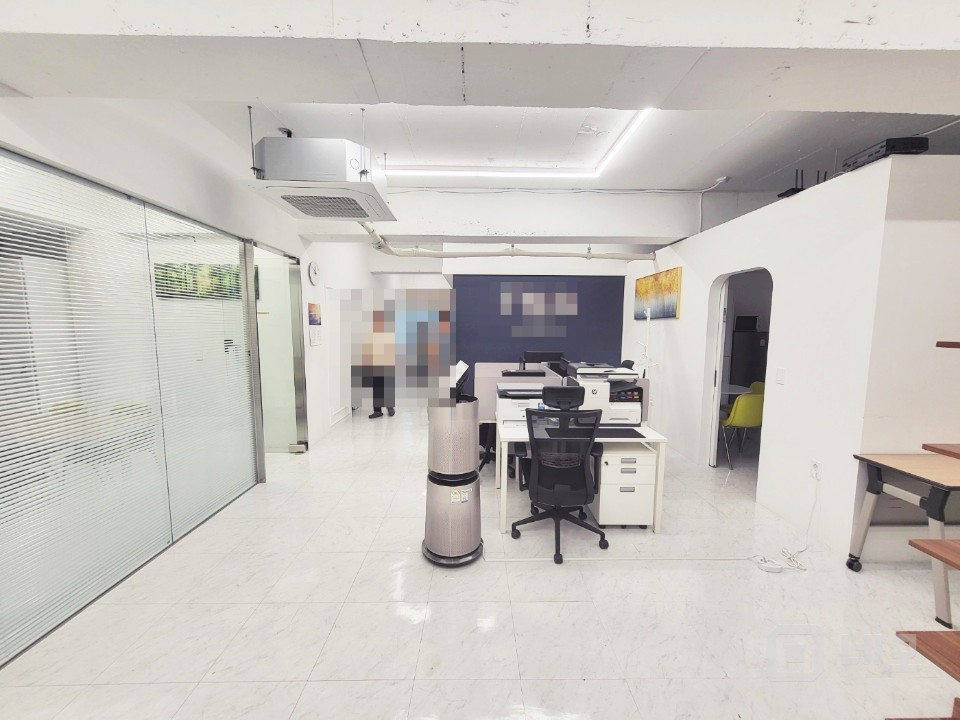 역삼역 LINE에 있는 화이트톤 인테리어 디자인 사무실 AAAAAA급 매물의 3번째 사진