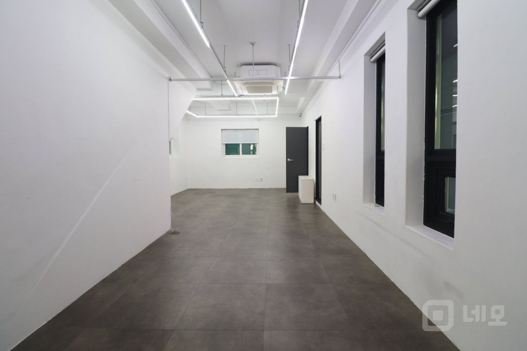 홍대입구역 합정역 도보 10분 편리한 위치의 신축급 무권리 1층 사무실 매물의 8번째 사진