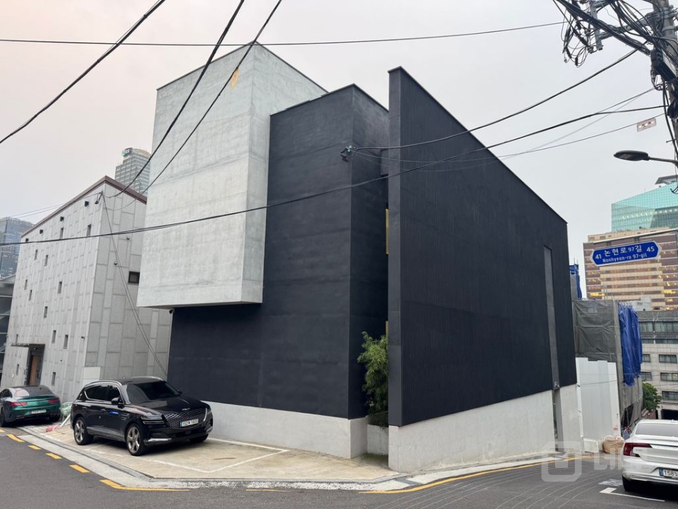 “강남 중심지 1층 매물, 모던 감성 + 즉시 입주 가능” 매물의 17번째 사진