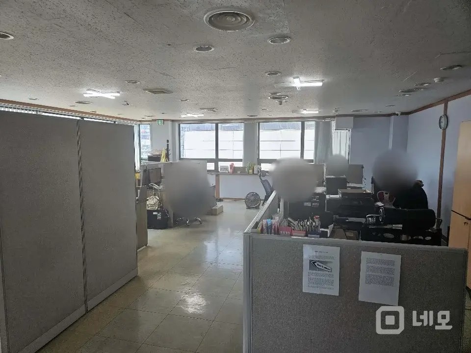 일반사무실 구조로는 최고이고 통창으로 되어있어 시야가 좋아요 매물의 2번째 사진