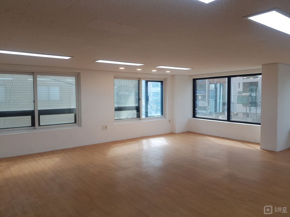 평수대비월세파격저렴햇빛잘들어옴주차가능법인사무실및개인사무실로쓰세요 매물의 8번째 사진