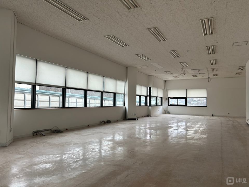 역세권 사거리 대로변 95평 대형사무실 매물의 2번째 사진