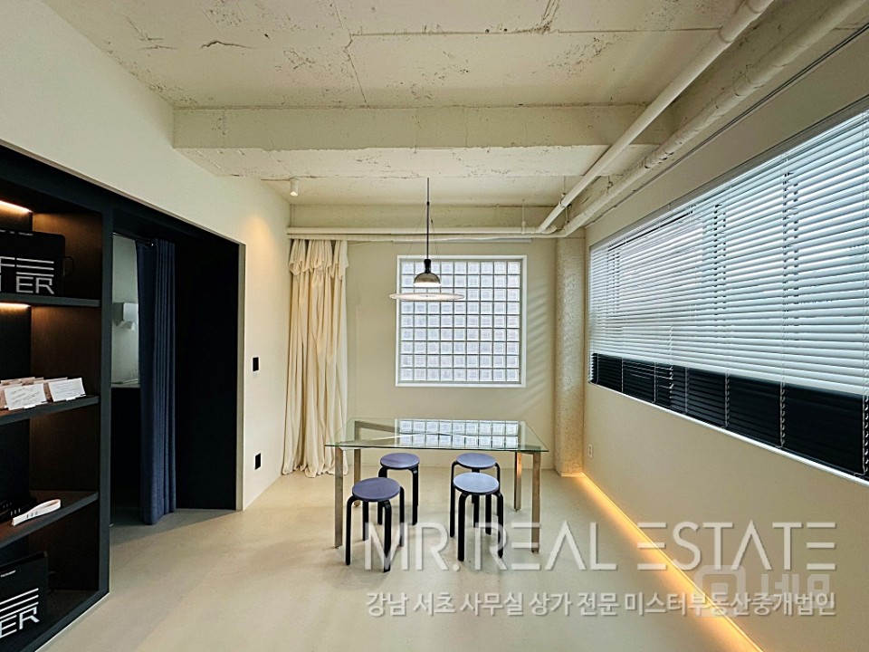 실사진 가로수길인근 코너건물 엘베 A급인테리어 자주식주차 매물의 5번째 사진