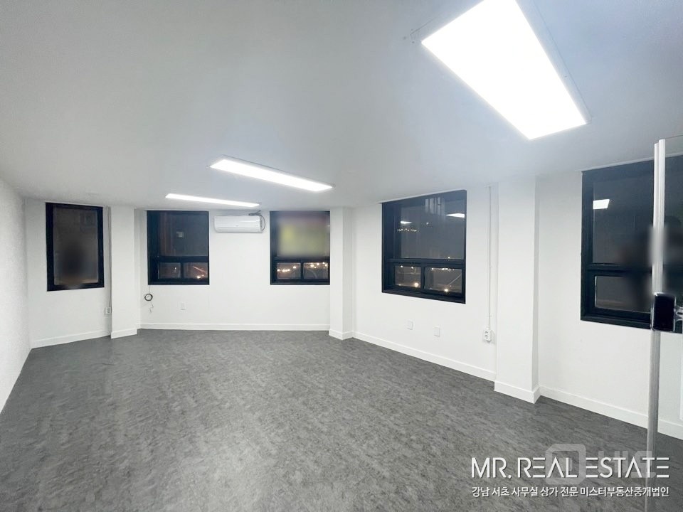 논현역인근.화이트톤.인테리어.깔끔한소형사무실. 매물의 1번째 사진