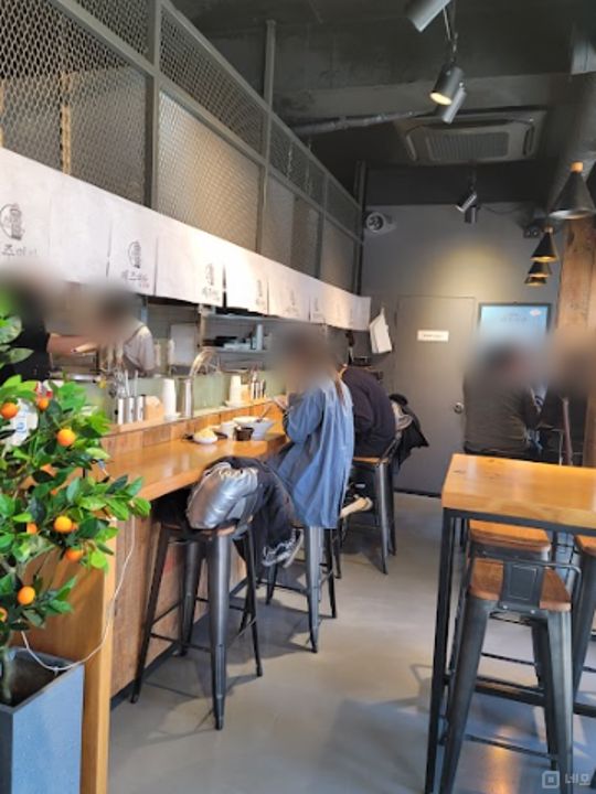 논현역 역세권, 유동인구 많은 사거리 코너 1층 위치한 국수 전문점 매물의 4번째 사진