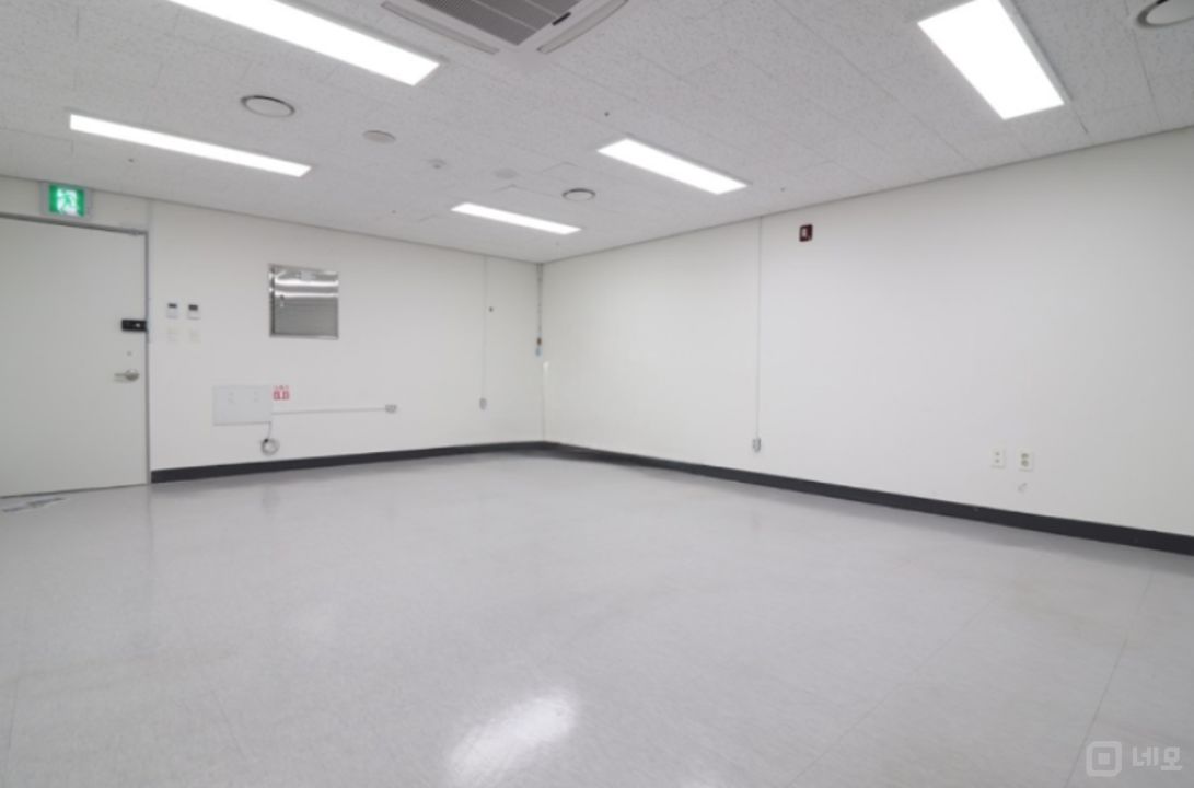 정사각형, 발산역역세권, 발코니 있는 주차2대 가능한 저렴한 사무실 매물의 5번째 사진