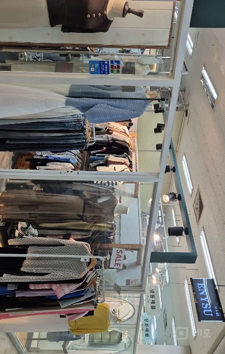 리센츠상가 내에서 10년동안 건재하고 있는 몇 안되는 의류점입니다.*♡* 매물의 1번째 사진