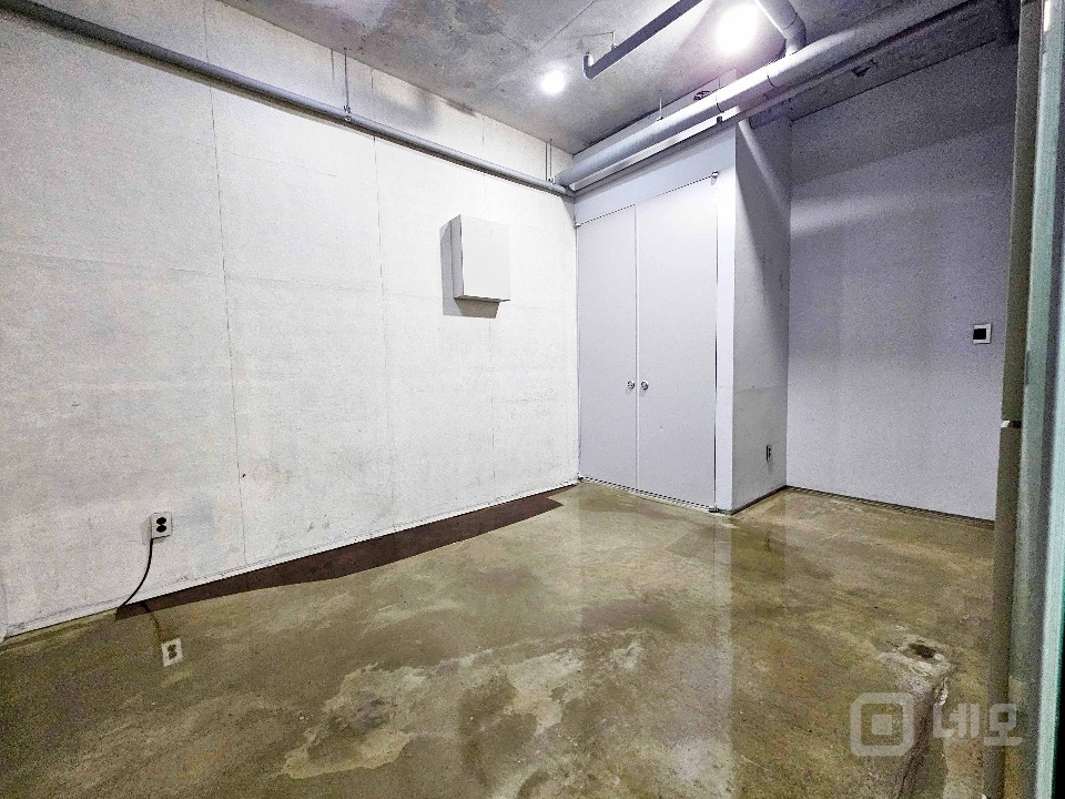 I세븐I 홍대입구역 오피스라인 예쁜건물 지층사무실 선큰구조 매물의 8번째 사진