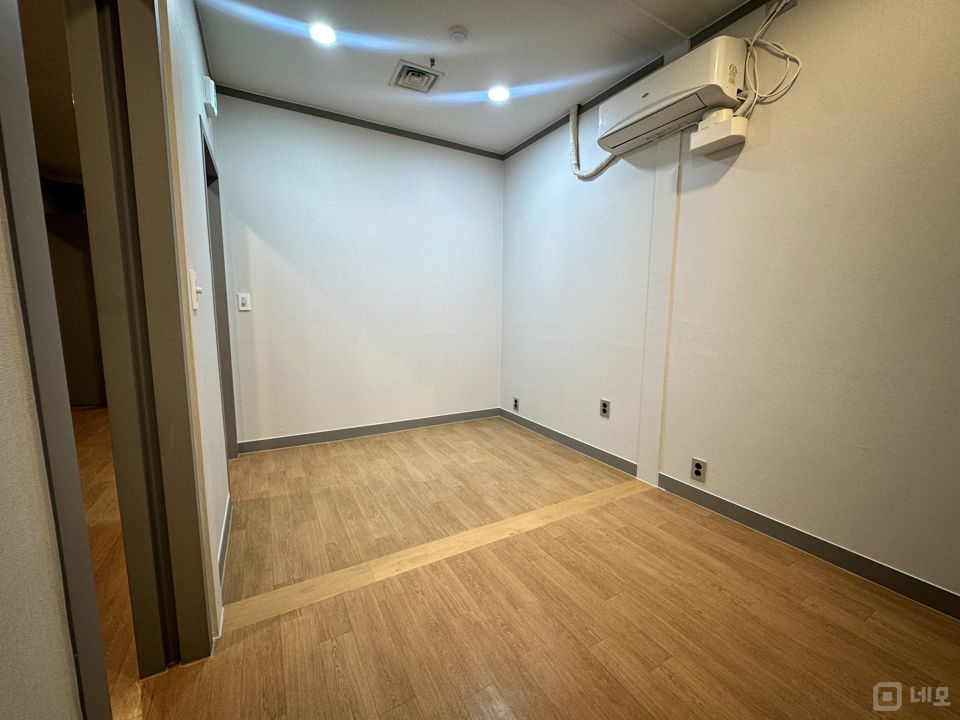 강남구 삼성동, 깔끔한 인테리어 완비된 네일샵 매물의 4번째 사진