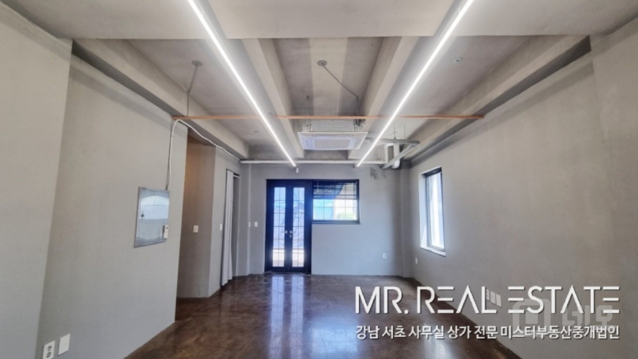 압구정역 인근.오픈형천장.내외관 인테리어 최상급. 매물의 5번째 사진