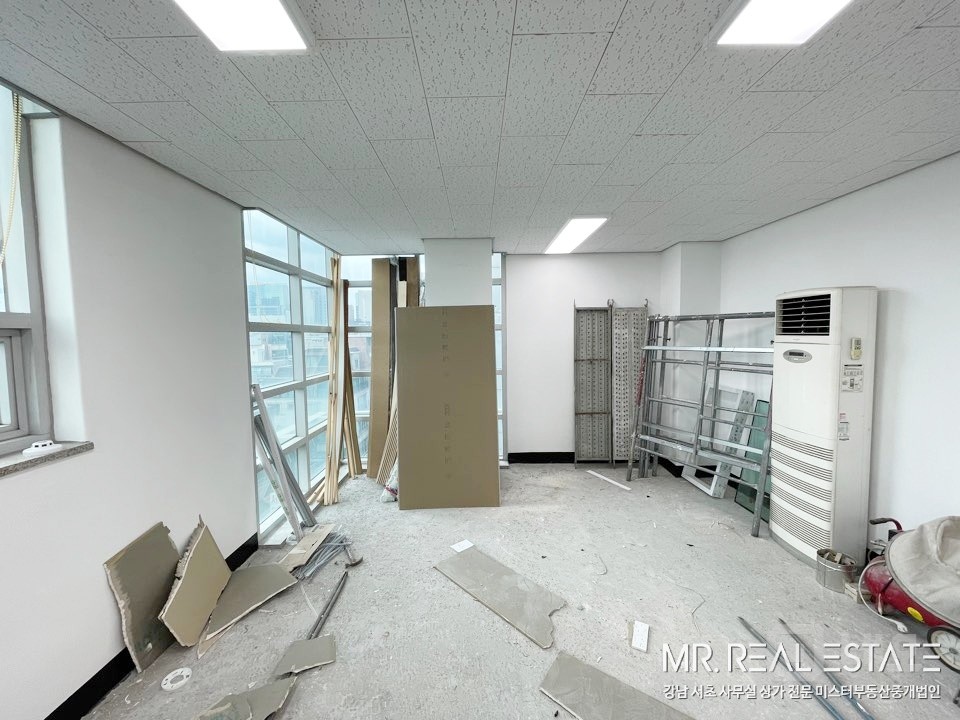 사진有 언주역 2분 채광 우수. 밝은 분위기의 사무실. 매물의 9번째 사진