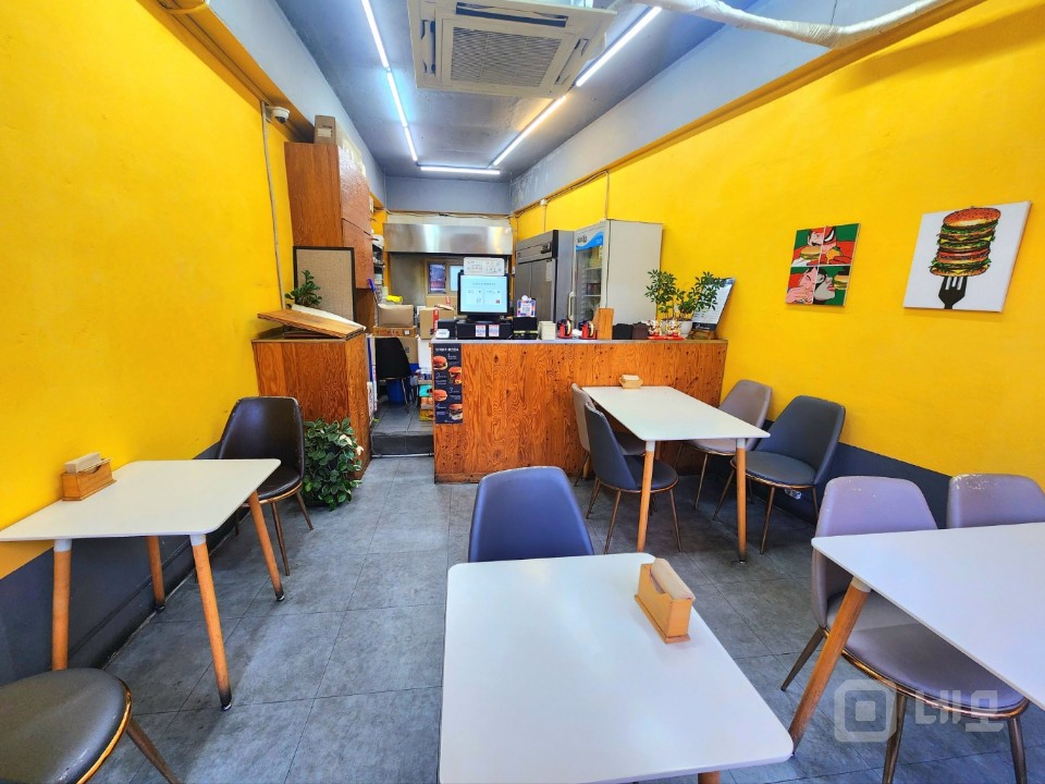 버스정거장 앞으로 노출이나 유동인구 많아요 매물의 2번째 사진