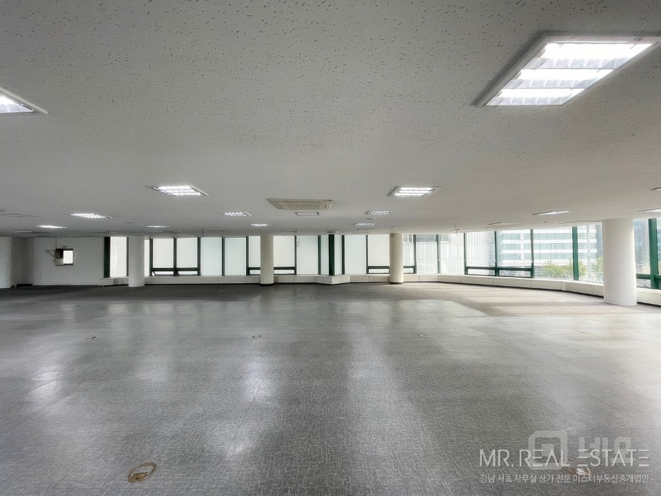 도산공원사거리.대로변건물.주차4대가능.대형평수 매물의 1번째 사진