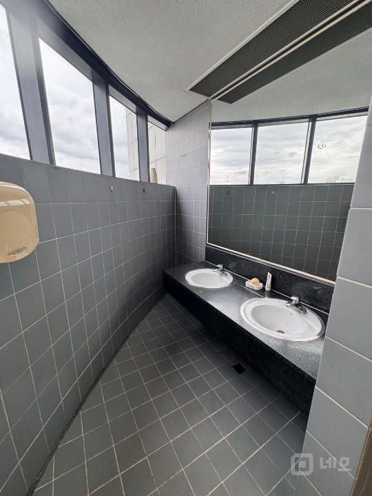 한강뷰 가성비 최고의 사무실 최고층 주차편리 강변북로 앞 매물의 16번째 사진