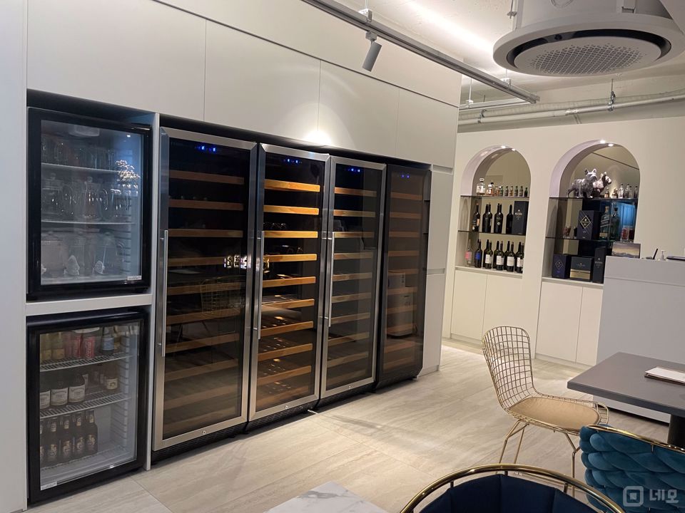 신사역 역세권, 가로수길 위치한 고급스러운 인테리어의 바 매물의 3번째 사진