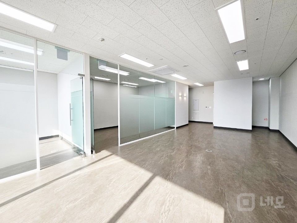 ⭐ 초역세권 사무실. 룸2개 풀인테리어 완료. 공용공간 굳 ⭐ 매물의 1번째 사진
