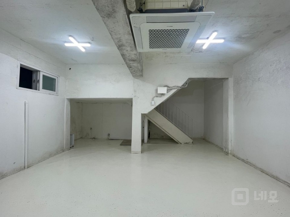 RICH 무권리 .신촌역7분 .명물길메인 .가성비.다양한업종추천 .지층 매물의 2번째 사진