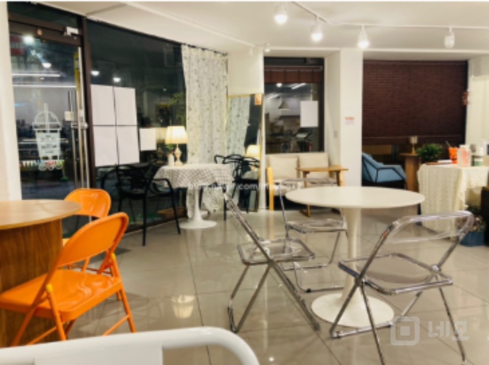 깨끗하고 햇볕잘드는 3면통유리 카페 내놓습니다! 매물의 4번째 사진