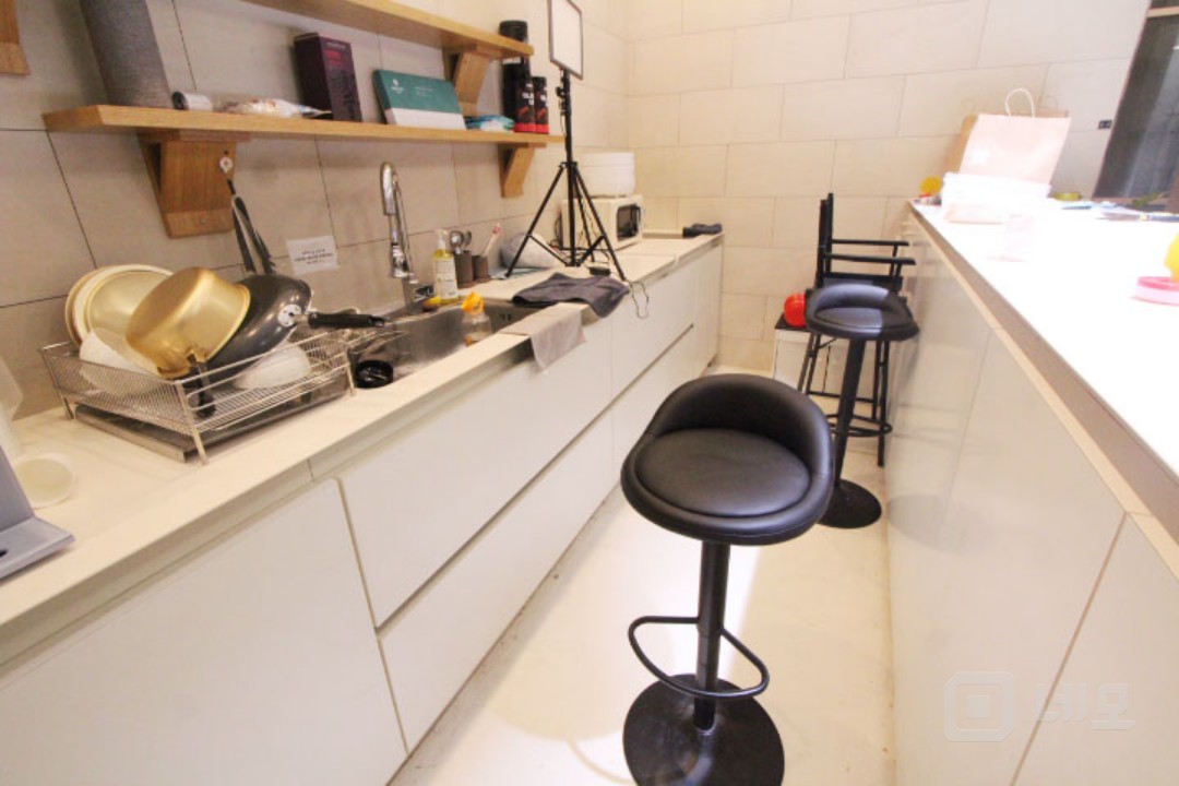 ● 나 스튜디오에요 하는 공간 입니다 ~~ 지하 스튜디오 시설 완비 !! 매물의 4번째 사진