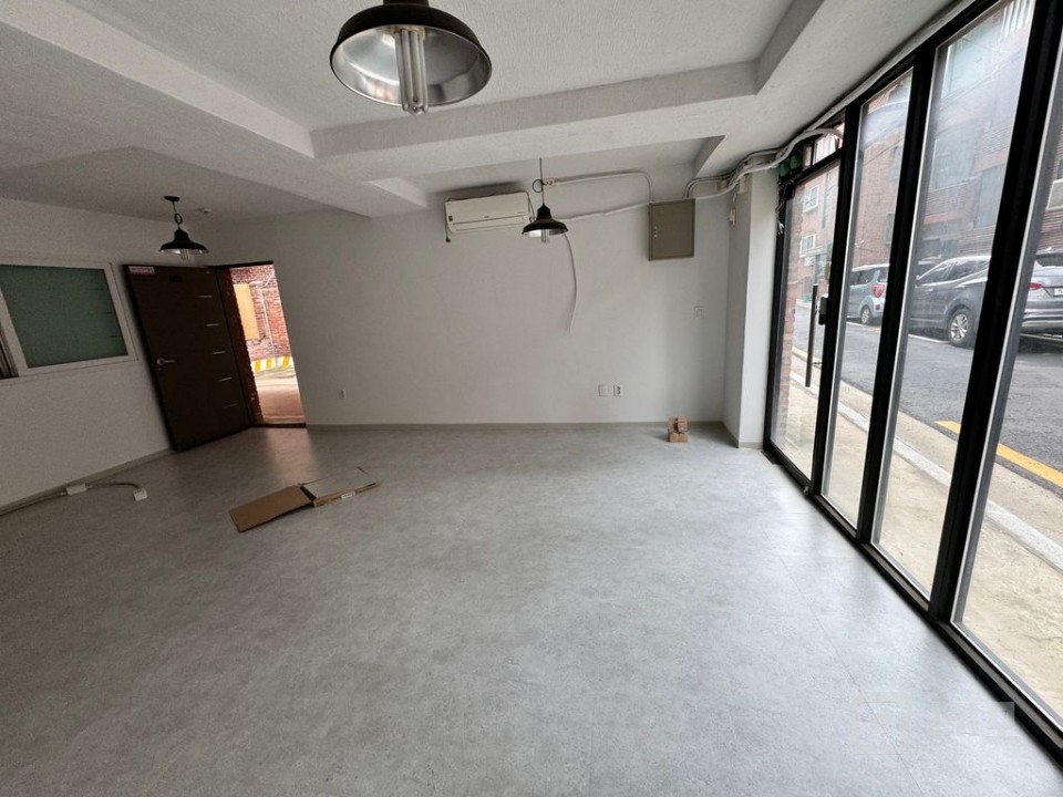 10.5평 채광좋은 통창 주차무 매물의 15번째 사진