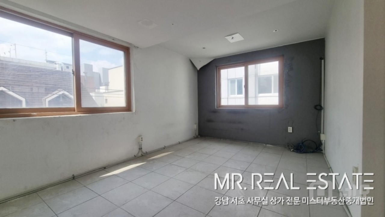 	신사역 3분. 뷰티업종 추천. 인근 마트 및 식당. 채광우수 매물의 5번째 사진