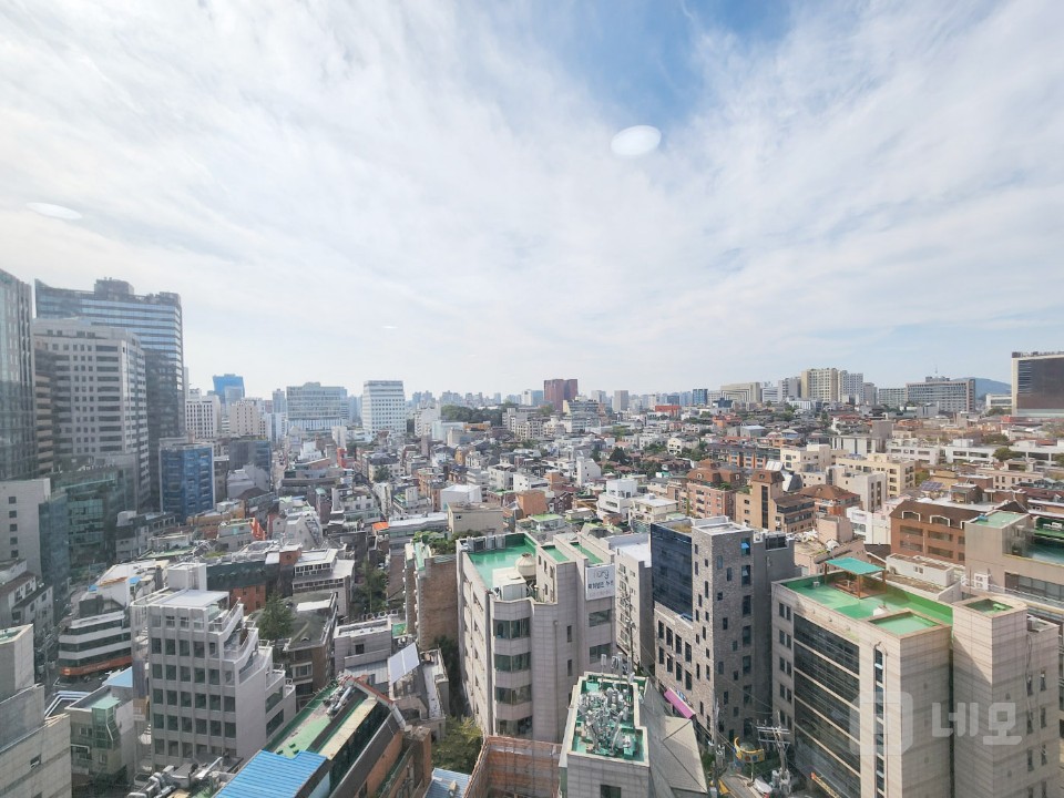 13평 규모 넓은 평수의 전망좋은 사무실 입니다.  매물의 5번째 사진