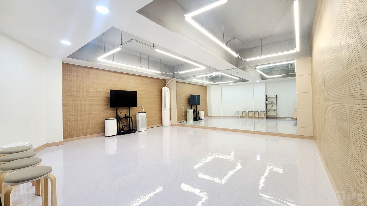 관악구 신림동 인테리어 좋은  지층 연습실 임대 매물의 1번째 사진