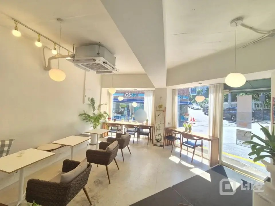 즉시 수익 창출 가능한 사거리 코너 자리 3면 통창 예쁜 카페 매물의 3번째 사진