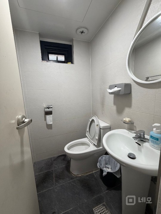 연남동 꽃길 메인 거리 소형 상가 사무실. 매물의 3번째 사진