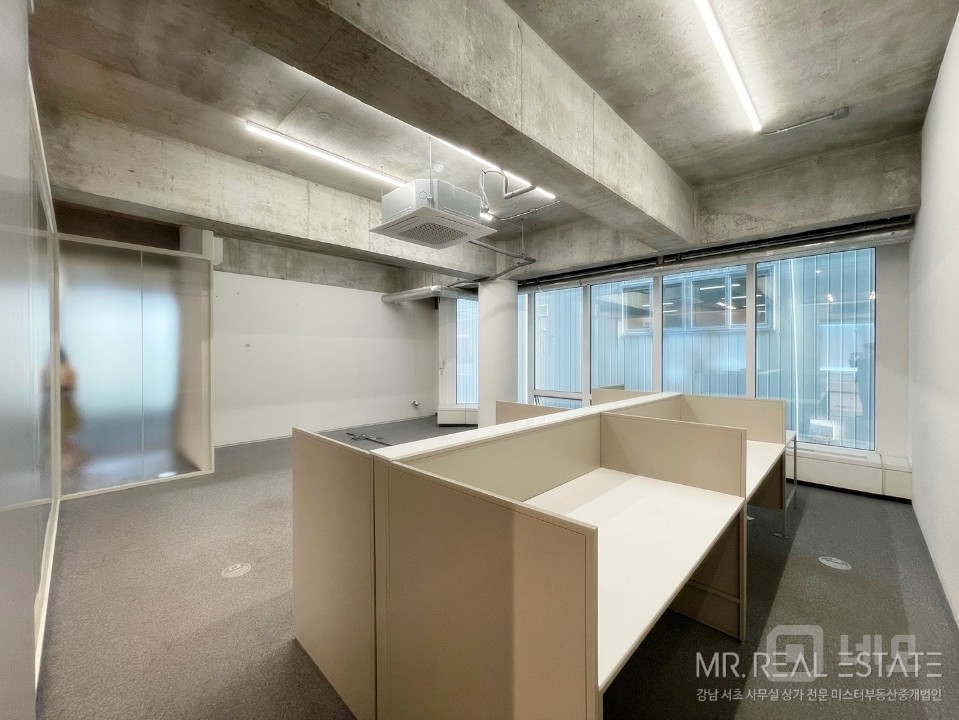 도산공원사거리.대로변건물.주차3대가능.A급인테리어 매물의 4번째 사진