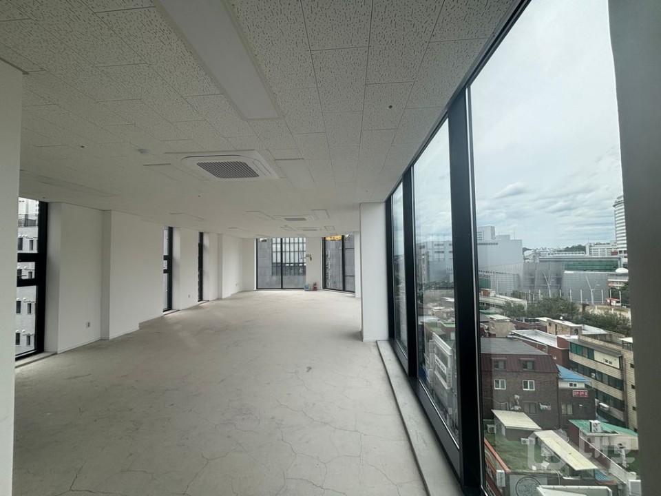 무권리 이대앞 신축 첫입주 이면 통창 개방감 좋은 상가 사무실 매물의 11번째 사진