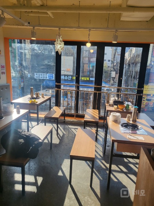 번화가에 위치한 뷰 좋은매장 매물의 3번째 사진