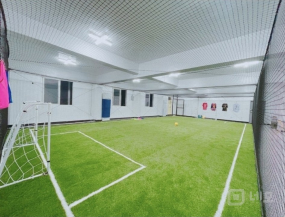 쾌적한 실내 풋살장 매물입니다! 매물의 1번째 사진