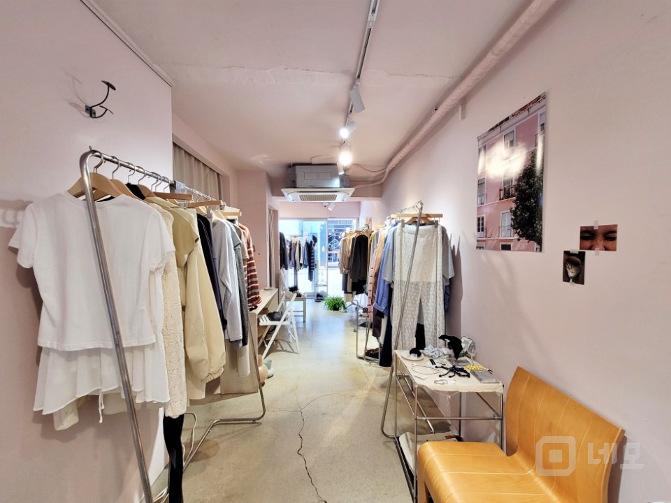 GATE 연남동 벗꽃길 인근 전면 통유리 노출 좋은 소형 상가 매물의 3번째 사진