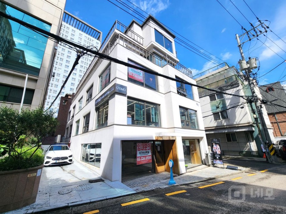 합정역 도보 1분, 심플하면서도 세련된 외관, 화이트톤 오피스 L 매물의 1번째 사진