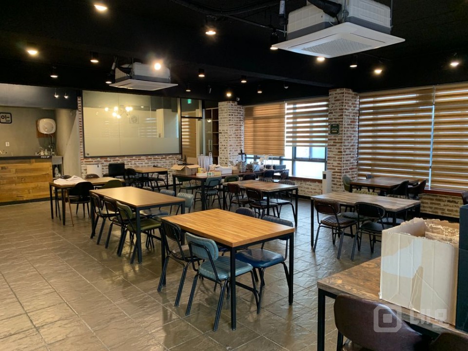 [신촌역 도보 6분] 41평 상가 / 카페·보드카페·파충류샵 추천 매물의 1번째 사진