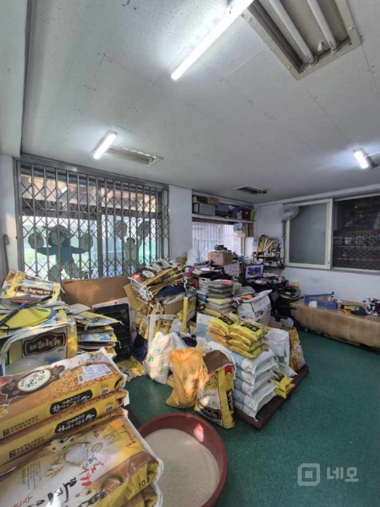 대로변 앞 마을버스 승강장 코너 건물 매물의 2번째 사진