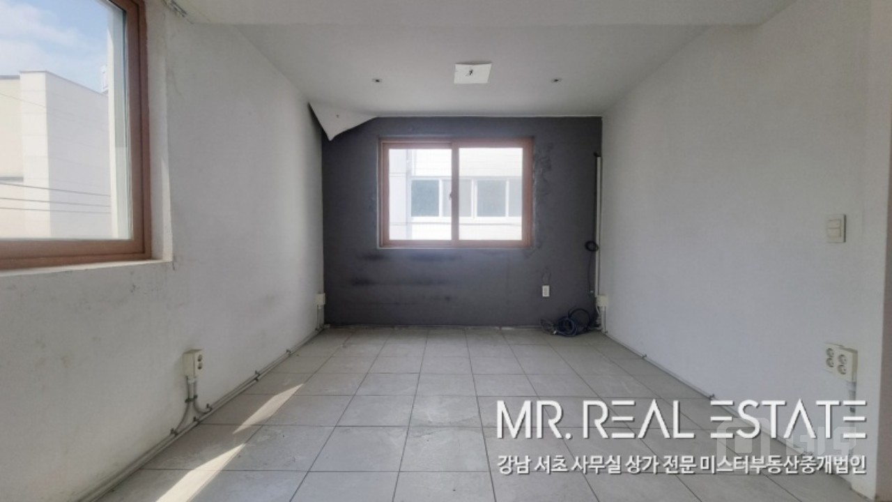 	신사역 3분. 뷰티업종 추천. 인근 마트 및 식당. 채광우수 매물의 4번째 사진