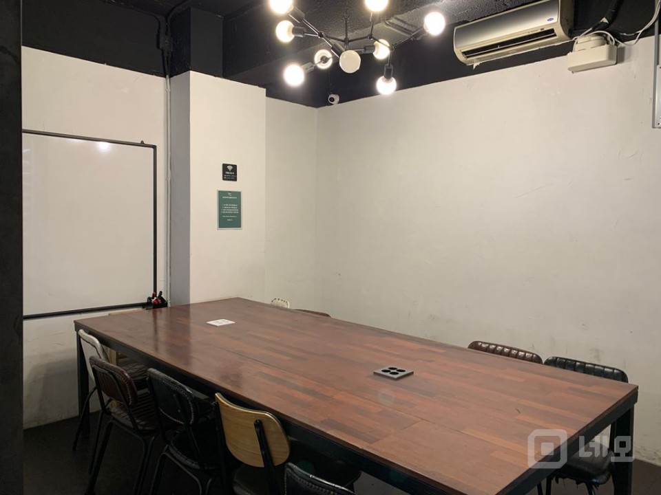 [신촌역 도보 6분] 41평 상가 / 카페·보드카페·파충류샵 추천 매물의 8번째 사진