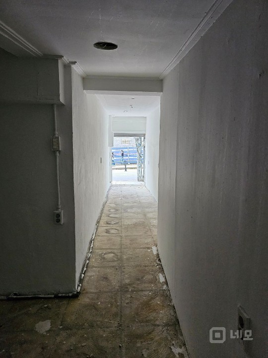 홍대정문 버스정류장 바로앞 매물의 4번째 사진