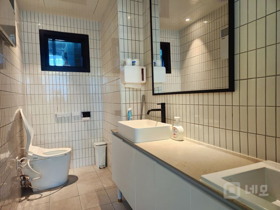 카페 감성 가득한 오피스, 창밖으로 녹음이 펼쳐지는 공간 매물의 13번째 사진