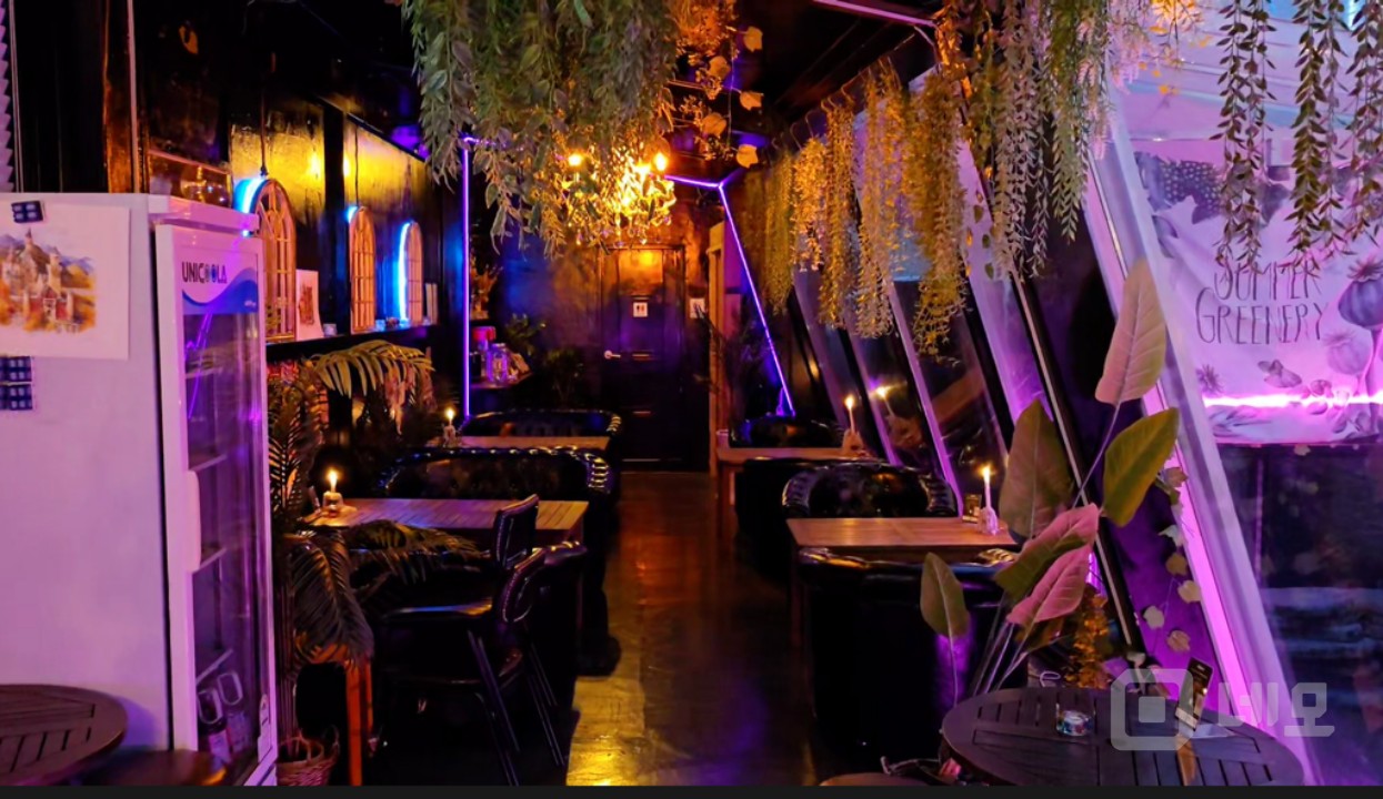 루프탑 감성 칵테일펍/카페/ 연남동 홍대역 도보 1분/인테리어 완비 매물의 2번째 사진